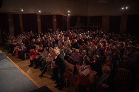 Veselá trojka potěšila zaplněný sál Střelnice