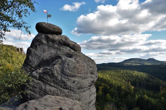 Z Bělého skalami na Junáckou vyhlídku