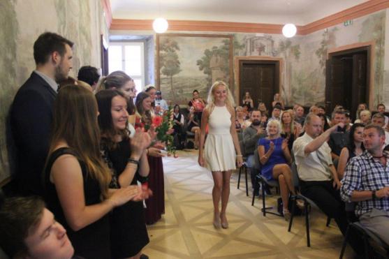 Absolventi Gymnázia Broumov převzali maturitní vysvědčení