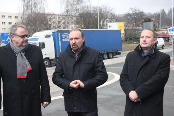 Nový kruhový objezd urychlí průjezd městem. Při slavnostním otevření se všichni shodli, že Náchod obchvat města potřebuje