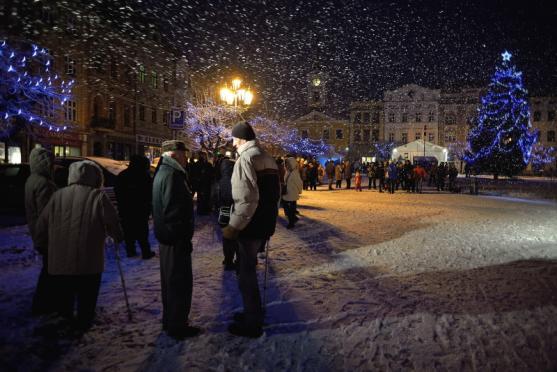 Broumovské náměstí ožilo díky živému betlému