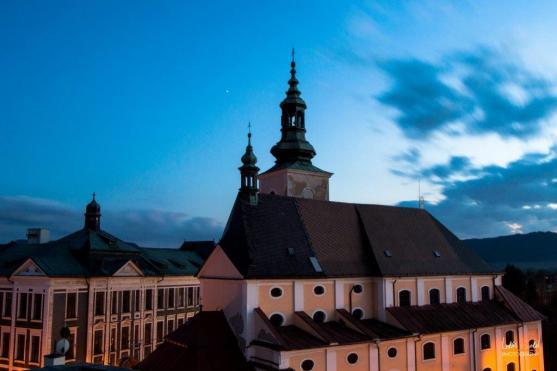 Noční Broumov na fotografiích Lukáše Sokola