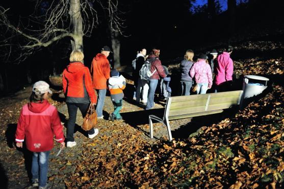 Strašidelnou Alejku letos znovu naplnila strašidla, děti a jejich smích