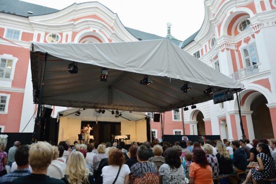 Starosta města Broumova slavnostně zahájil festival Malé letní divadlení