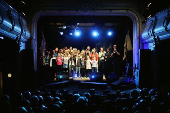 Video: Jaroslav Špulák při svém křtu nové knihy dvakrát zaplnil divadlo v Broumově