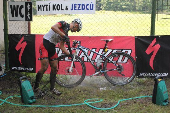 MTB TRILOGY: Po prologu a 1. etapě vede Hruška, druhý Vokrouhlík jel závěr etapy bez sedla