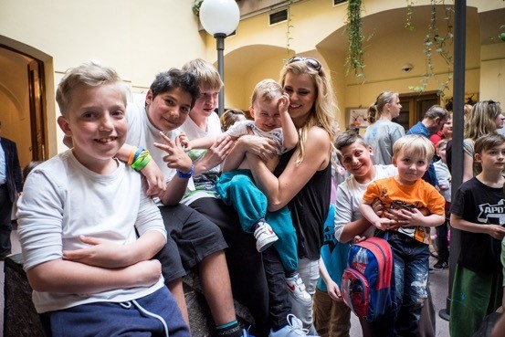 Mladí parkouristé - freeruneři z polického Sokola na promo akci v Poslanecké sněmovně