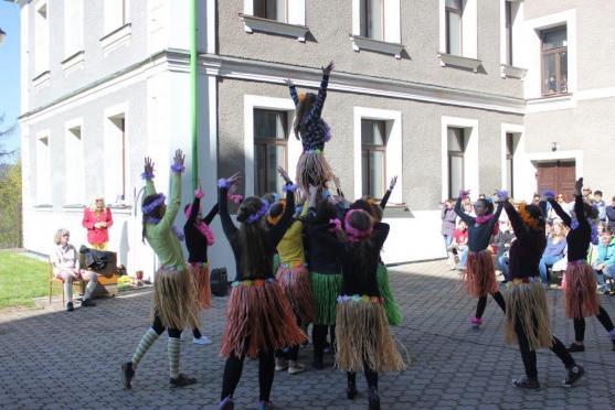 Vzpomínky jim nikdo nevezme. Studenti gymnázia se rozloučili se školou a spolužáky