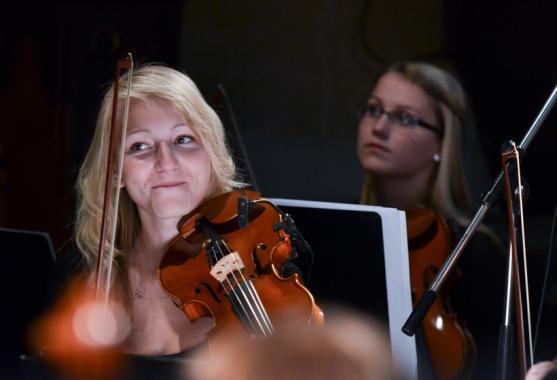 Další Benefiční koncert Police Symphony Orchestra. Po Hvězdě tentokrát v klášterní zahradě 