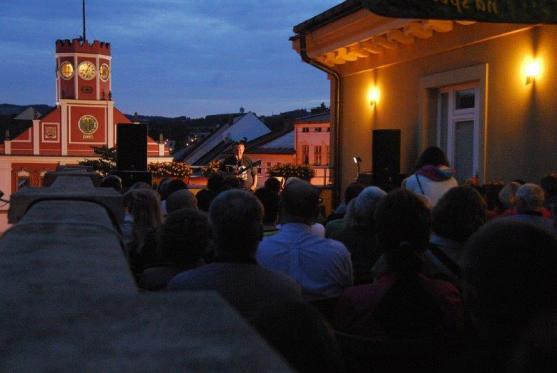 Vladimír Merta hrál na Pellyho Terase v Polici nad Metují 