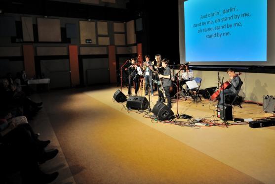 Studenti Gymnázia Broumov hráli pro žáky základních škol 