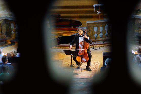 Violoncellistu Petra Špačka a klavíristu Miroslava Sekeru si poslechlo 280 lidí 