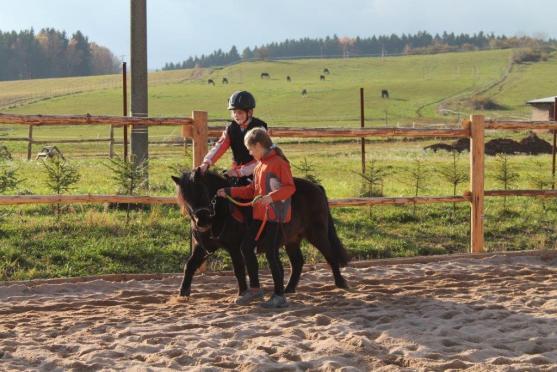 Podzimní prázdniny strávily děti na koních v hejtmánkovické jízdárně