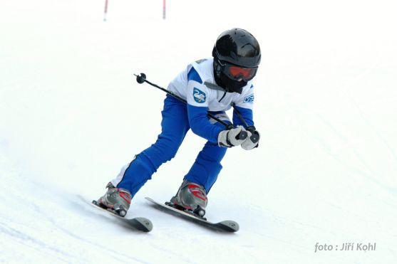 V Teplicích nad Metují startovalo ve veřejném závodě v obřím slalomu 55 mladých lyžařů