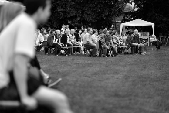 Koncert českého Elvise v klášterní zahradě. Spokojenost na pódiu i pod ním 
