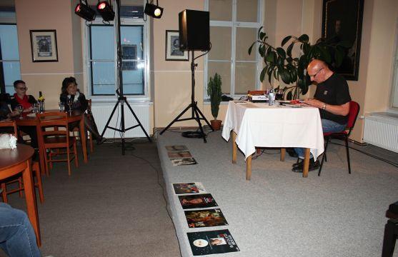 Písně Petra Nováka a vyprávění Jiřího Černého dojaly klášterní Kreslírnu 