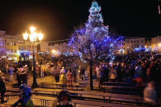 Na broumovském náměstí se včera večer rozsvítil městský vánoční strom