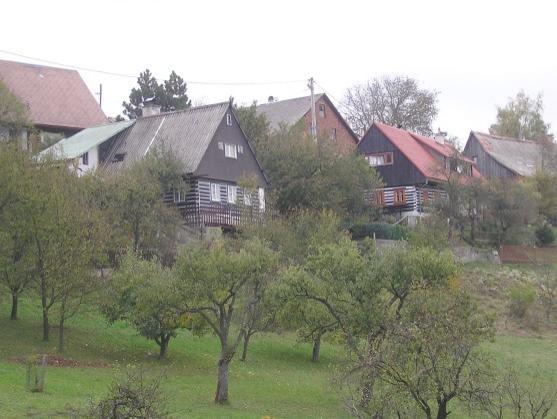 Maršovským údolím kolem řeky Metuje do Maršova n. M. na Policku a zpátky po silnici s výhledy na pohoří po obou stranách česko-polské hranice