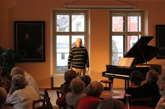 Třiadevadesátiletý klavírista Zdeněk Kostka hrál a vyprávěl v klášterní Kreslírně 
