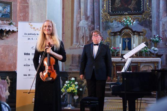 Houslistka Julie Svěcená zaplnila kostel sv. Anny ve Vižňově 