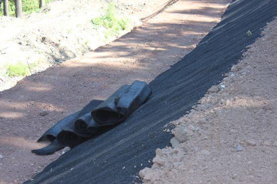 O víkendu stavbaři na silnici přes Pasa položili poslední asfaltovou vrstvu 