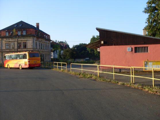 Po sérii stížností obyvatel Broumova dochází k drobným úpravám autobusového nádraží 