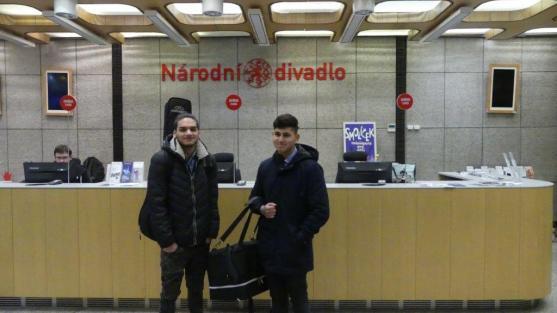 Blízko… (nejen Národnímu divadlu)