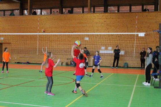 Volejbal si o víkendu v Broumově zahrálo 225 dětí