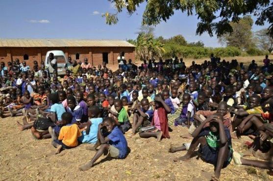S lékařem Rastislavem Maďarem o humanitní misi do Malawi nad fotografiemi Jiřiny Mužíkové 