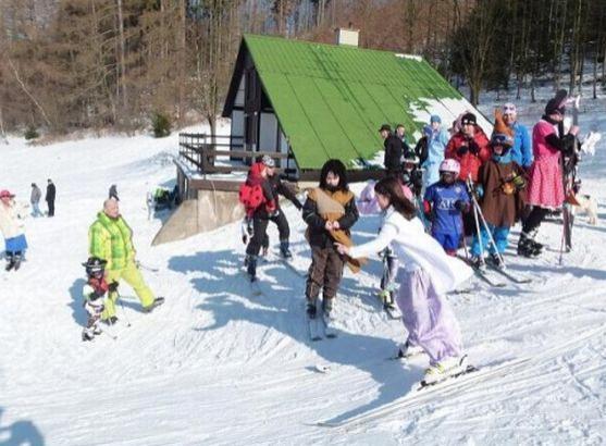 Čaroděj Jakub, Sultánka Emilka, Kovboj Jáchym a další masky sjížděly teplickou sjezdovku 