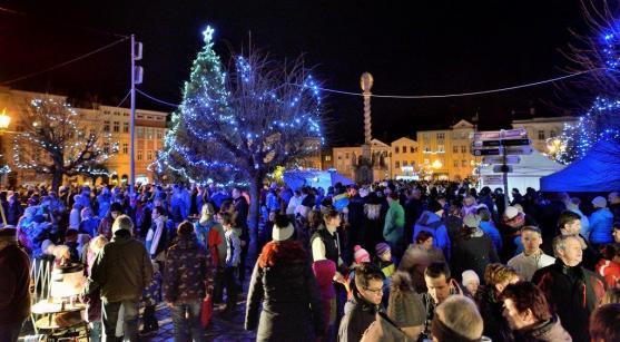 Rozsvícení vánočního stromu v Broumově si nenechaly ujít stovky lidí 