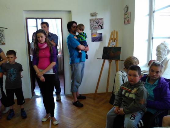 V Zeleném domečku vystavují své obrazy žáci výtvarného oboru Základní umělecké školy v Polici nad Metují 