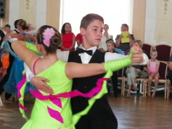 Broumovské taneční páry se zúčastnily dvou soutěží. Vzorně reprezentovaly město a domů si odvezly cenné kovy 