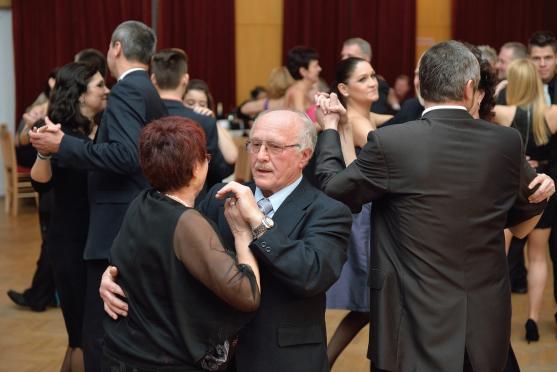 Na Plese města Broumova se kromě tance i žonglovalo. K vidění byla i UV show 