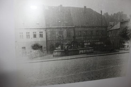 Polickou výstavu 8 & 60 zahájily písně Karla Kryla