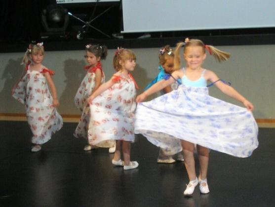 Broumovská Základní umělecká škola ukončila školní rok a mladé tanečnice i zpěváci okouzlili rodiče 