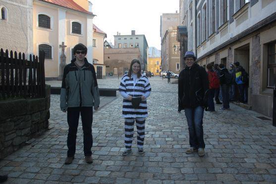 Okolí gymnázia v Broumově vonělo octem a levnými parfémy 