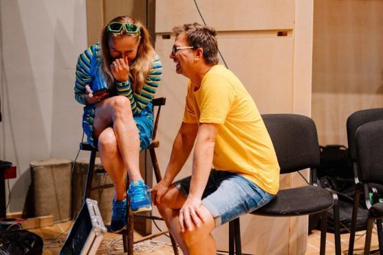 Při koncertním benefičním turné po nádražích muzikanti z Police Symphony Orchestra vybrali pro Plešouny přes sto tisíc korun 