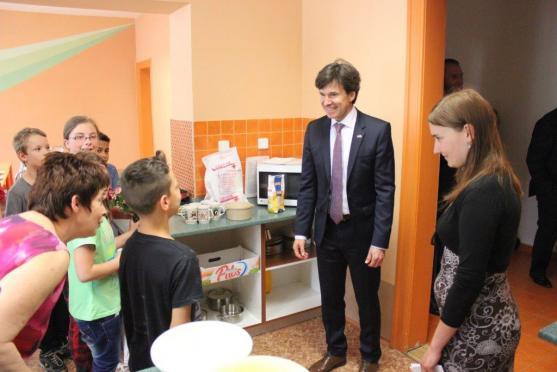 Americký velvyslanec v Broumově navštívil klášter, Masarykovu základní školu a undergroundový klub Eden