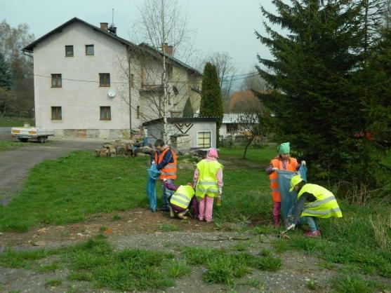 Děti z jetřichovské školy se připojily k jarnímu úklidu Broumovska