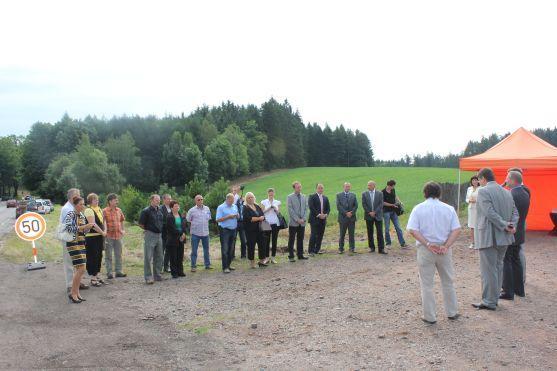 Poklepáním na základní kámen byla dnes symbolicky zahájena rekonstrukce silnice do Broumova přes Pasa