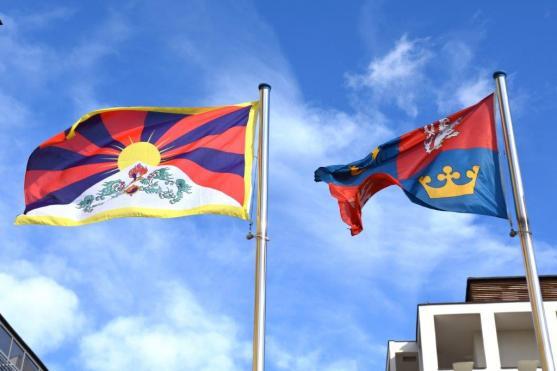 Počtvrté v historii Královéhradeckého kraje vlaje na oficiálním stožáru na nádvoří krajského úřadu tibetská vlajka