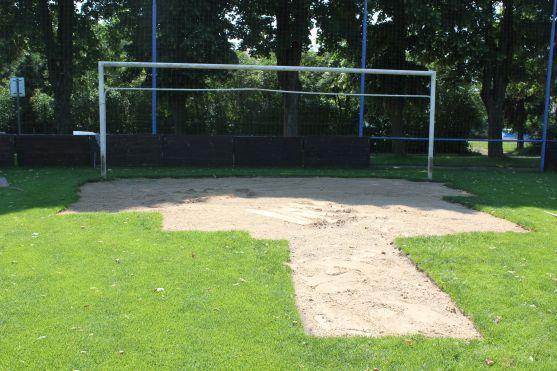 Broumovské fotbalové hřiště má nové hodiny. Poprvé je vyzkouší internacionálové ČR