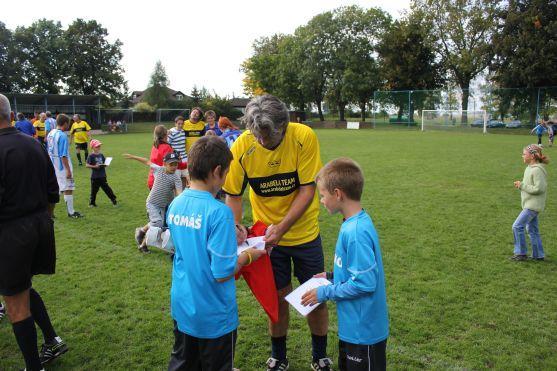 Tým fotbalových legend a herců Arabela pobavil broumovské publikum
