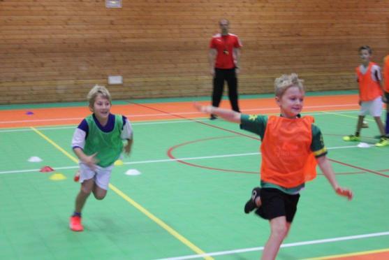 Fotbalová přípravka Slovanu Broumov strávila nedělní dopoledne s Létajícími trenéry