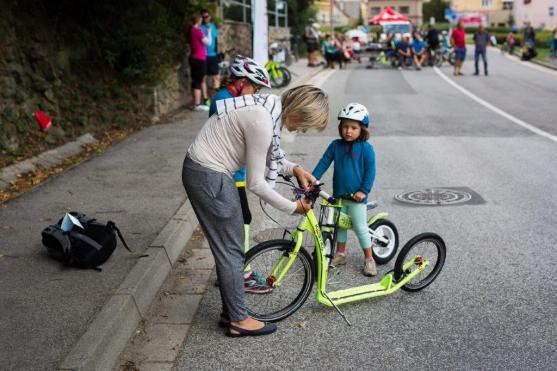 Petrovické zatáčky lákaly k jízdě na bruslích a koloběžkách