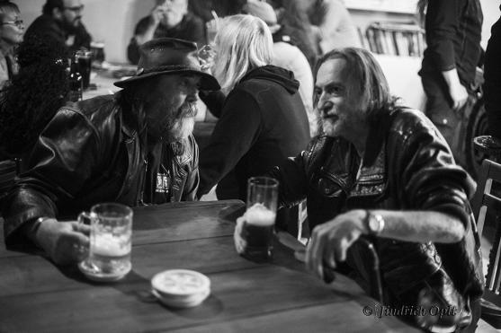 Výstavu Okuje ještě žhavé v undergroundovém klubu Eden uvedl básník Jaroslav Erik Frič