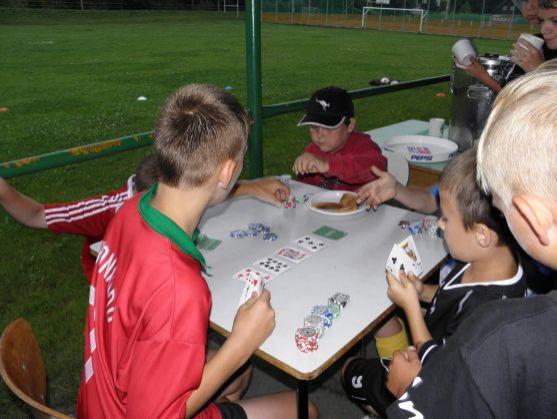 Broumovské mladší žáky na soustředění potrénoval bývalý fotbalový ligový brankář Karel Podhajský