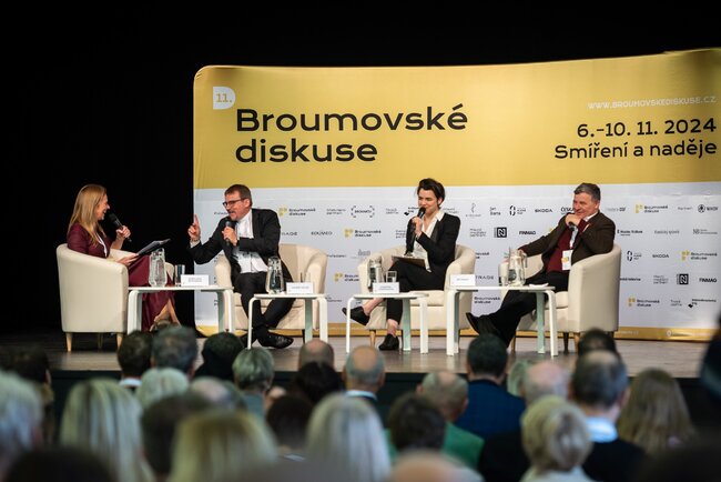 Mezi hosty prvního panelu Broumovských diskusí to jiskřilo