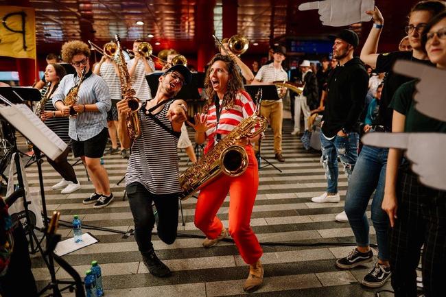 Muzikanti z Police Symphony Orchestra hledají 1000 lidí pro #1050